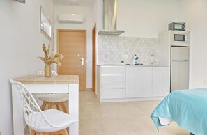 Fridge, microwave, coffee/tea maker, toaster - La Ilusión, studio in Conil de la Fra. (Conil de la FRa.)