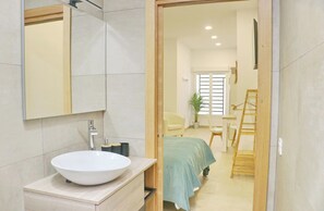 1 bedroom, iron/ironing board, Internet, bed sheets