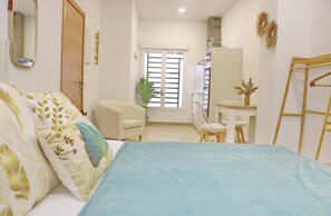 A bedroom with a bed, a chair, a desk, a wardrobe, and a window with blinds. - La Ilusión II,studio in Conil de la Fra (Conil de la Fra.)