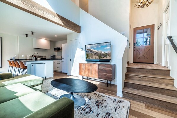 TV, fireplace - Sweet 1Bed/Loft/1Bath EagleVail (Avon)