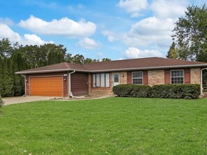 Exterior - Gurnee Getaway: Modern Oasis Near Six Flags & Naval Base! (Gurnee)