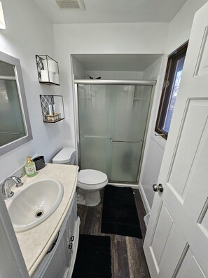 Hair dryer, towels, soap, toilet paper - Gurnee Getaway: Modern Oasis Near Six Flags & Naval Base! (Gurnee)