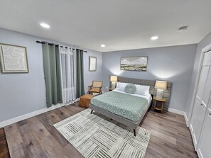 4 bedrooms, desk, iron/ironing board, WiFi