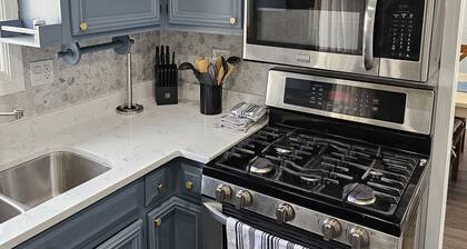 Gurnee Getaway: Modern Oasis Near Six Flags & Naval Base!