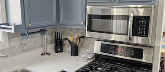 Gurnee Getaway: Modern Oasis Near Six Flags & Naval Base!