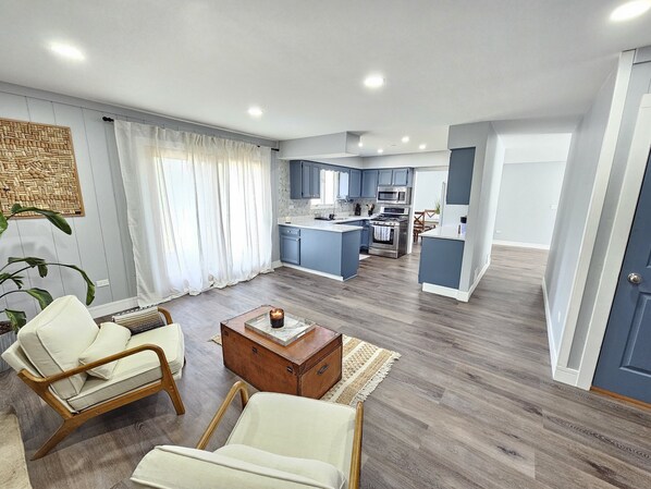 Interior - Gurnee Getaway: Modern Oasis Near Six Flags & Naval Base! (Gurnee)