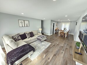 Smart TV, fireplace, computer monitors - Gurnee Getaway: Modern Oasis Near Six Flags & Naval Base! (Gurnee)