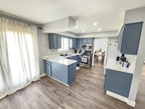 Fridge, microwave, oven, stovetop - Gurnee Getaway: Modern Oasis Near Six Flags & Naval Base! (Gurnee)