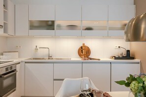 Kjøleskap, mikrobølgeovn, ovn og kokeplater