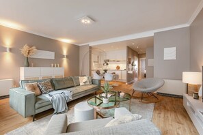 TV, bøker og kontorer