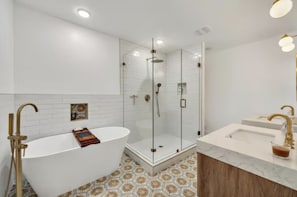 Shower, hair dryer, towels, soap - Modern Farm House Blocks from the Silos (Waco)