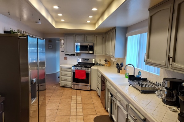 Coffee/tea maker, fridge, microwave, oven