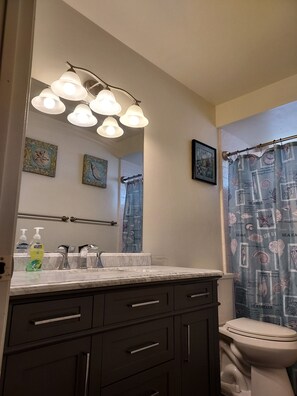 Shower, hair dryer, towels, soap - Cozy home near the beach  (Grover Beach)