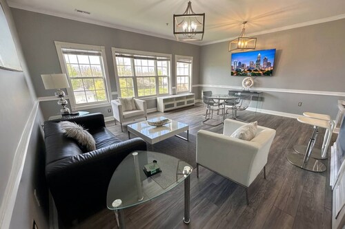 Relaxing Now and Zen: Modern Condo, Near UNCC, PNC Pavilion, Pool, 5 Min to Dining, Shops, +15% off!