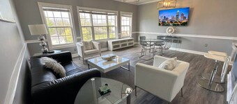 Relaxing Now and Zen: Modern Condo, Near UNCC, PNC Pavilion, Pool, 5 Min to Dining, Shops, +15% off!