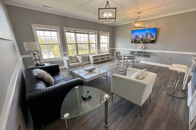 Relaxing Now and Zen: Modern Condo, Near UNCC, PNC Pavilion, Pool, 5 Min to Dining, Shops, +15% off!