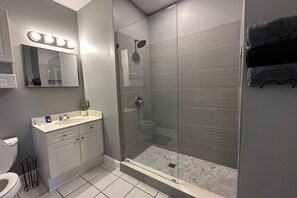 Dusche, Haartrockner, Handtücher, Shampoo