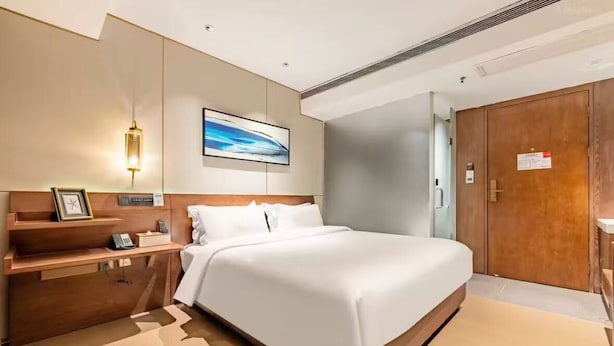 Premium bedding, blackout drapes, soundproofing, iron/ironing board - JJcoffettel Hotel (Guangzhou)