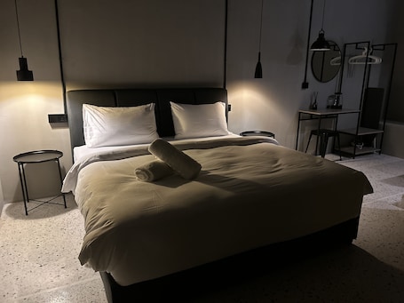 Escritorio, tabla de planchar con plancha y wifi gratis