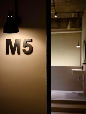 Studio tiện nghi đơn giản | Bàn, bàn ủi/dụng cụ ủi quần áo, truy cập Internet không dây miễn phí