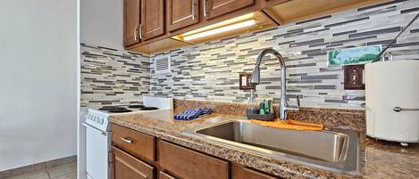 Een koelkast, een magnetron, een oven, een kookplaat