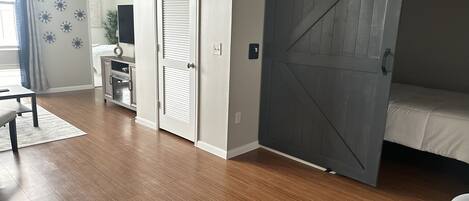 2 Schlafzimmer, Zimmersafe, Schreibtisch, Bügeleisen/Bügelbrett