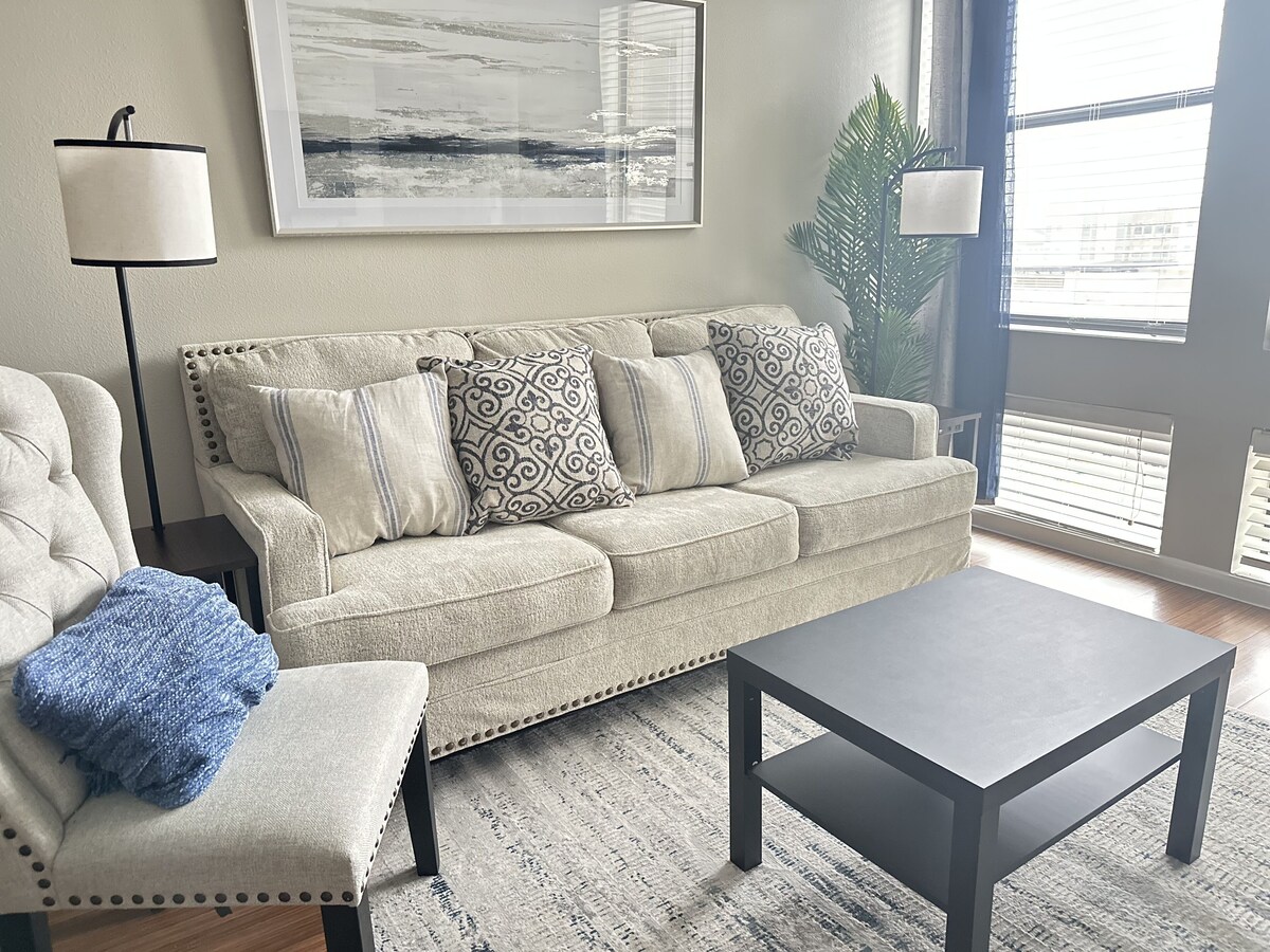 Photo 2 of Modern, upscale apartment
