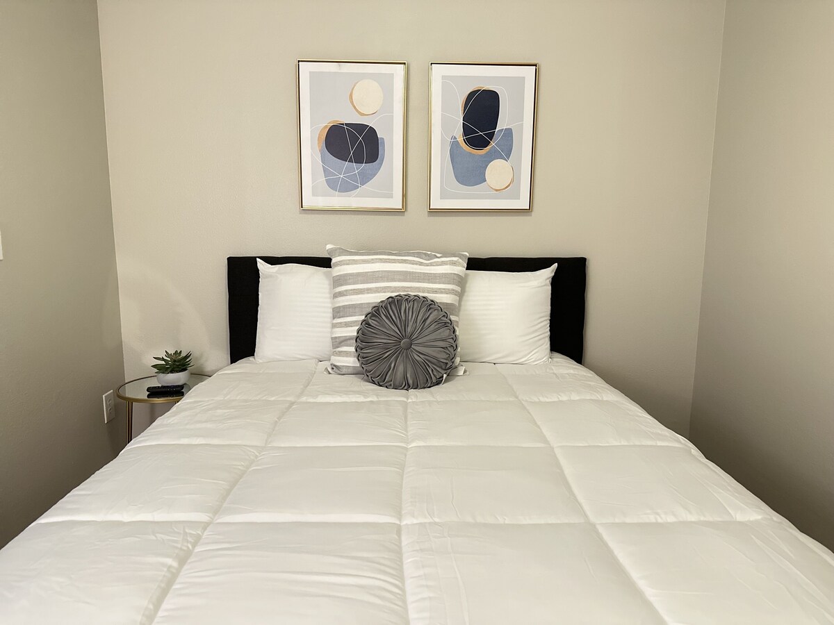 Photo 13 of Modern, upscale apartment
