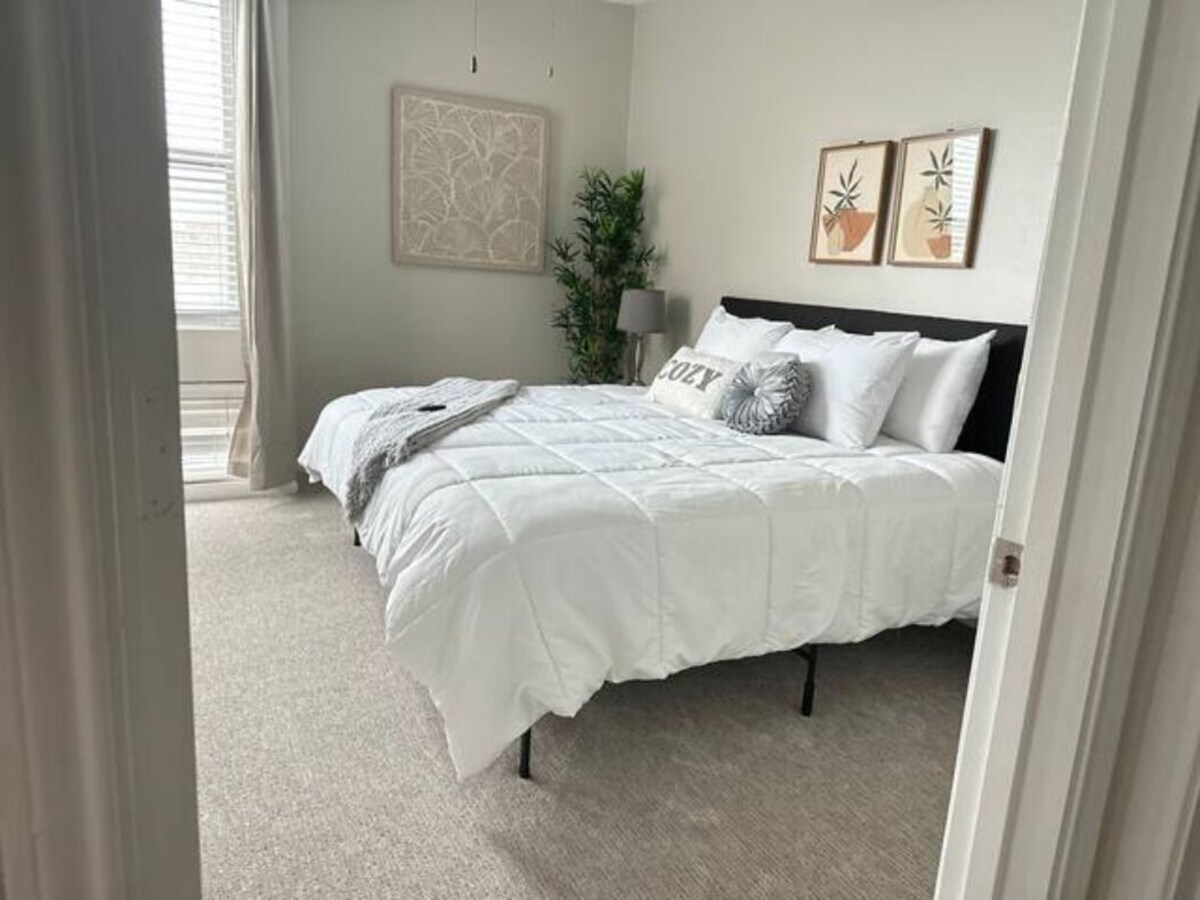 Photo 5 of Modern, upscale apartment