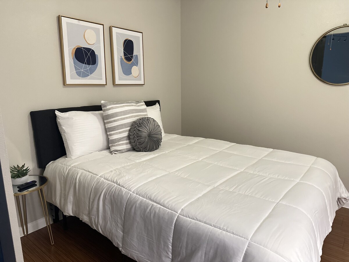 Photo 14 of Modern, upscale apartment