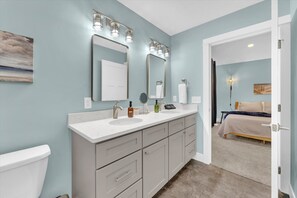 Doccia, asciugacapelli, asciugamani, sapone