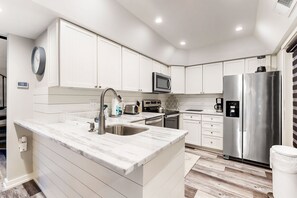 Frigorifero, microonde, forno, piano cottura