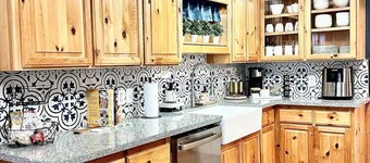 LOCATION, LOCATION, LOCATION! Charming West Village Cabin In Town- 2 Miles/Lake.