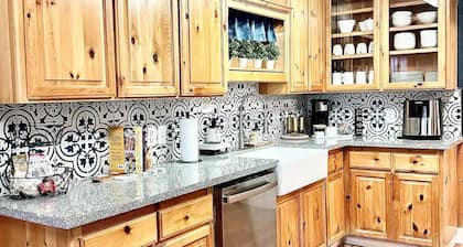 LOCATION, LOCATION, LOCATION! Charming West Village Cabin In Town- 2 Miles/Lake.