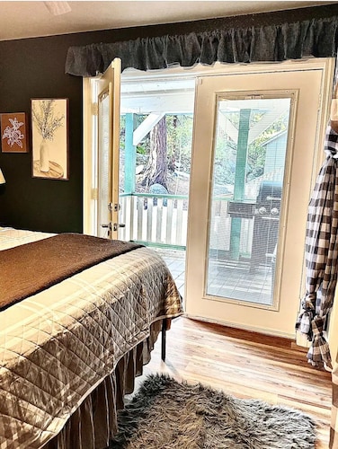 LOCATION, LOCATION, LOCATION! Charming West Village Cabin In Town- 2 Miles/Lake.