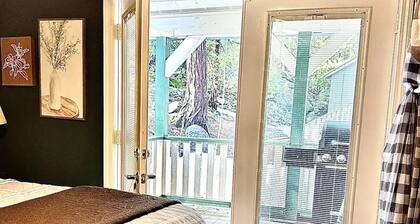 LOCATION, LOCATION, LOCATION! Charming West Village Cabin In Town- 2 Miles/Lake.