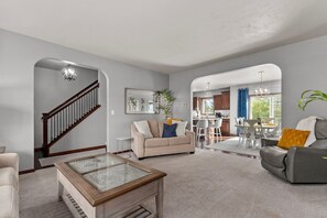 テレビ、暖炉、ステレオ