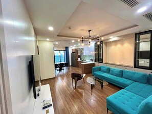 Leilighet – basic | Oppholdsområde | En 65-tommers Flatskjerm-TV med kabel-kanaler