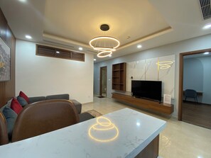 Basic-Apartment | Wohnbereich | 65-Zoll-Flachbildfernseher mit Kabelempfang