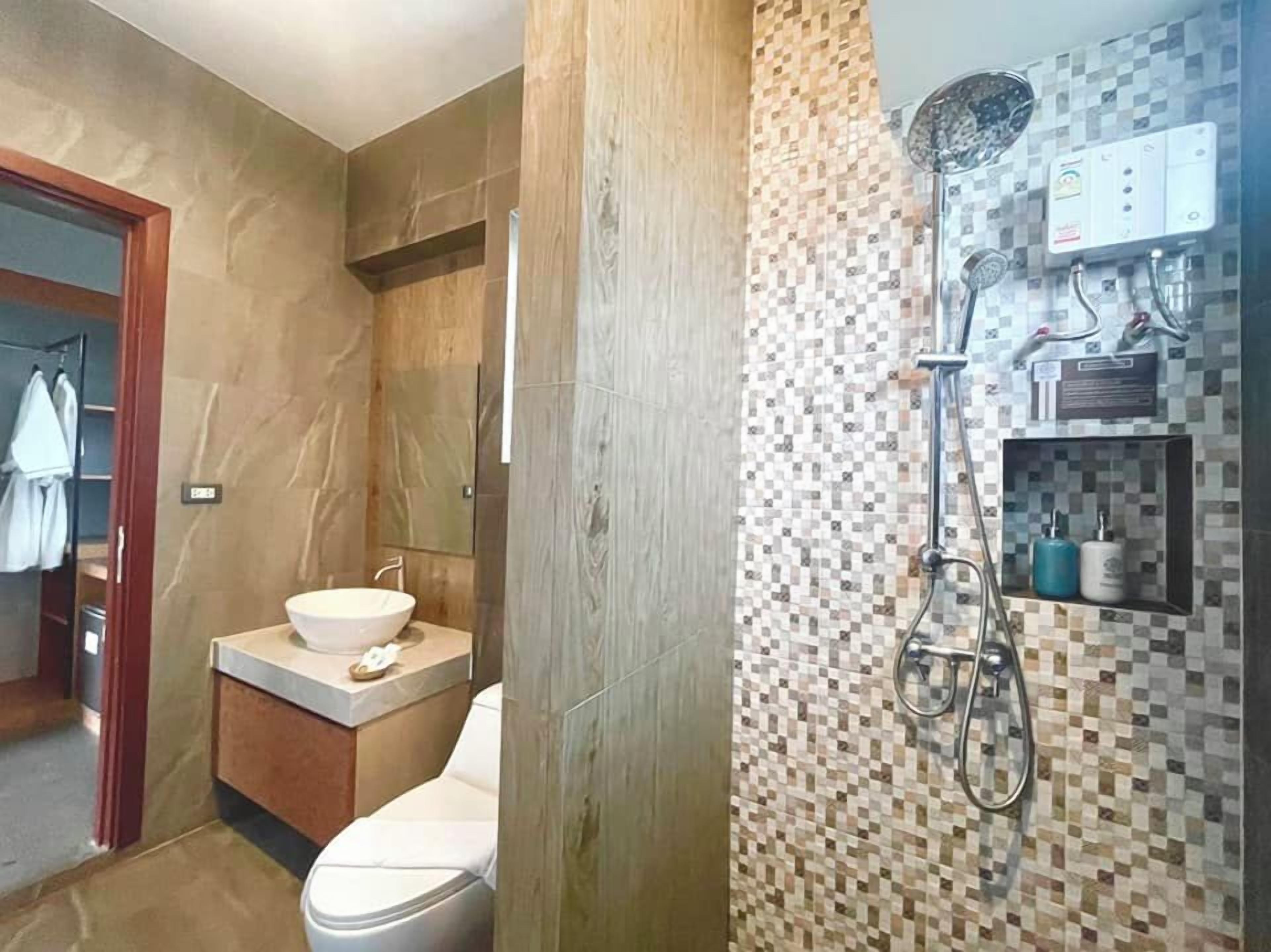 Habitación Deluxe, 2 camas individuales | Baño | Secadora de cabello y toallas 