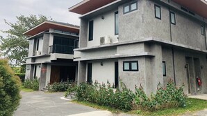 Un bâtiment moderne à deux étages, doté d’un toit plat et d’une façade en béton.