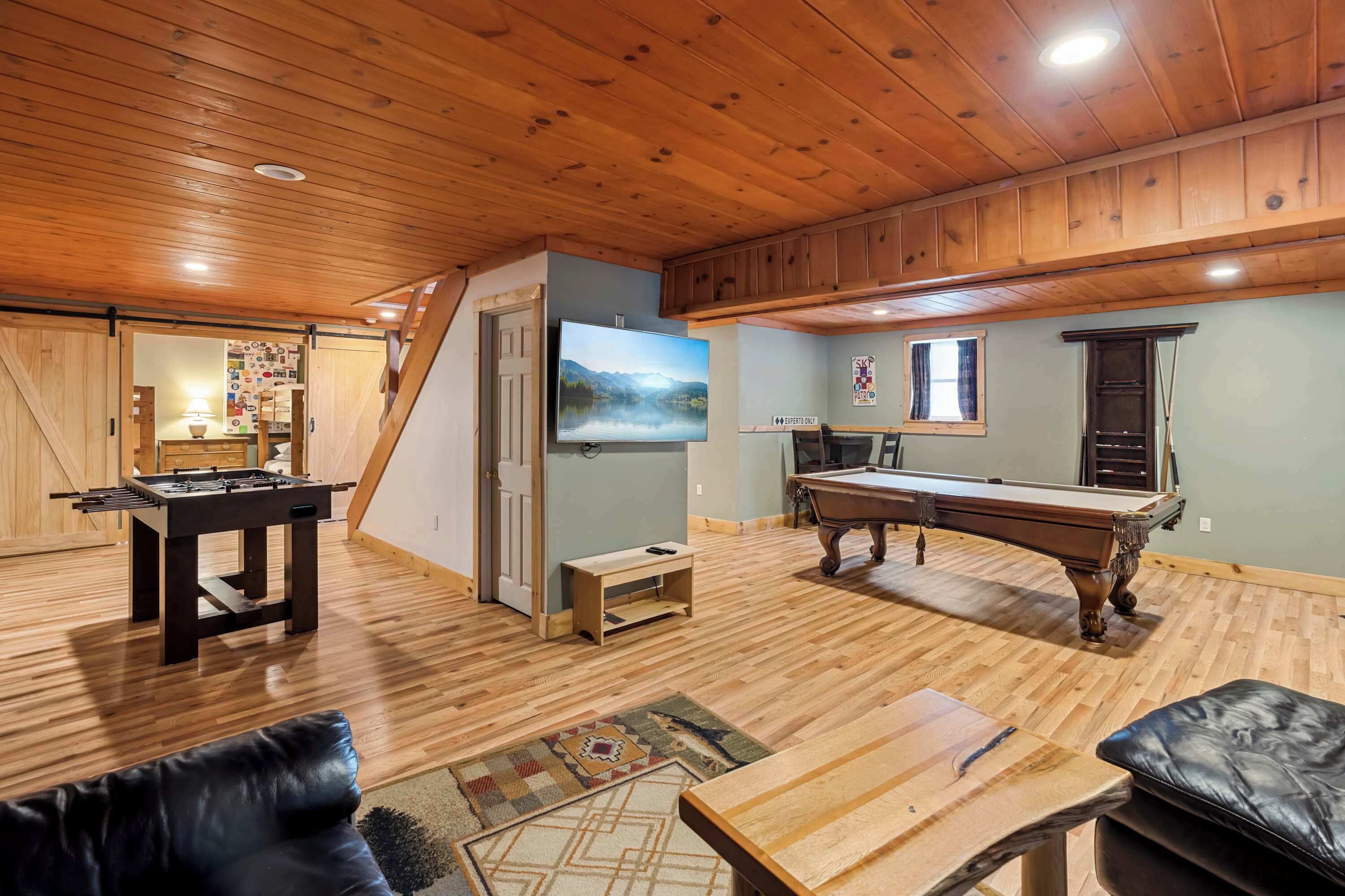 Una televisión, una chimenea, una oficina