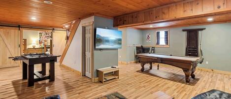 Una televisión, una chimenea, una oficina