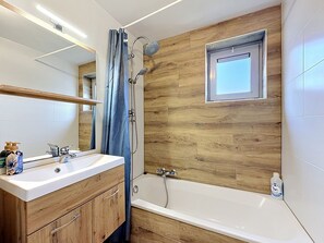 Bathroom - Vissershuis 92 with parking by Interhome (De Haan)
