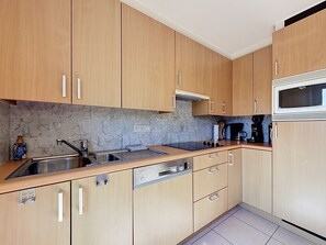 Refrigerador, lavavajillas y utensilios de cocina 