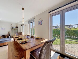 Dining - Vissershuis 92 with parking by Interhome (De Haan)
