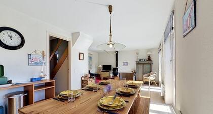Vissershuis 92 with parking by Interhome