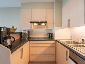 Een koelkast, een microgolfoven, een oven, een vaatwasser