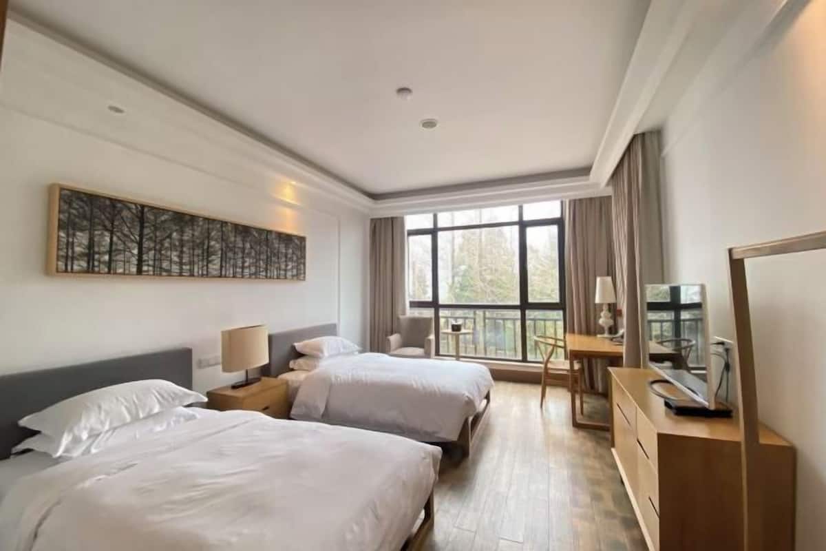 Hypo-allergenic bedding, desk, laptop workspace, free WiFi
