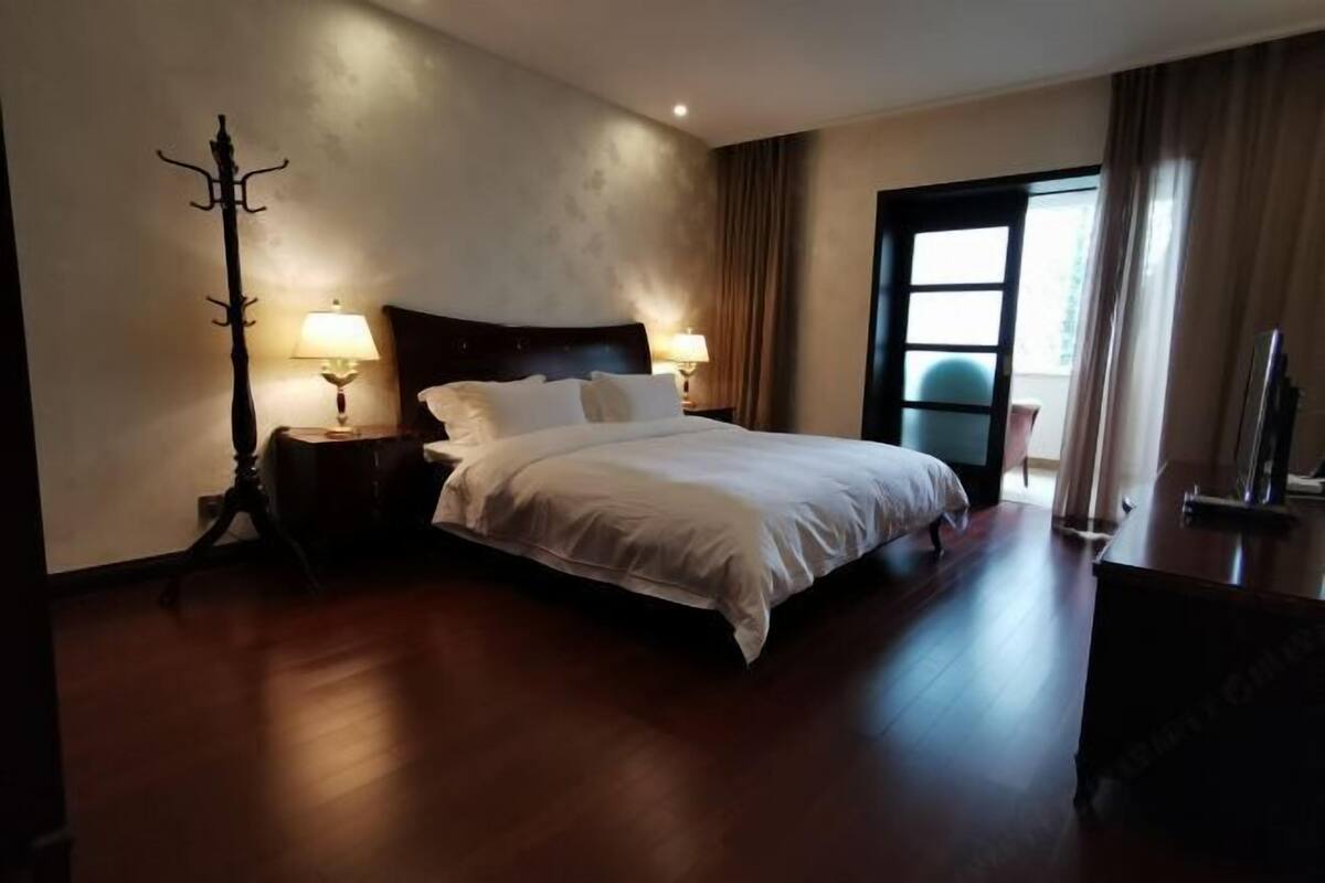 Hypo-allergenic bedding, desk, laptop workspace, free WiFi